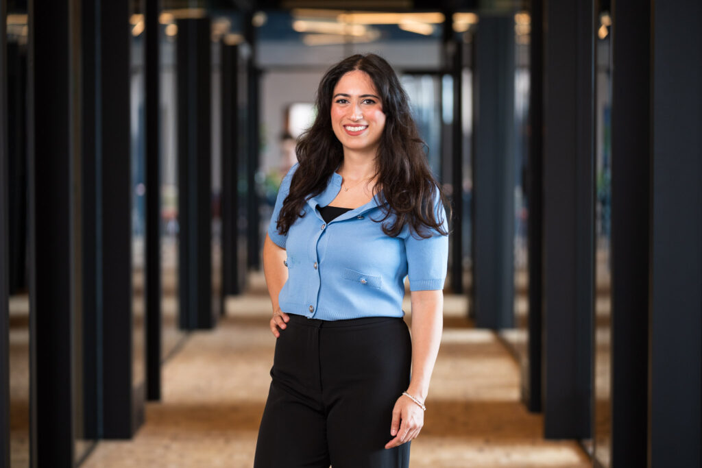 Portretfoto van Ayse Yamac, onderdeel van het FMXXL-team